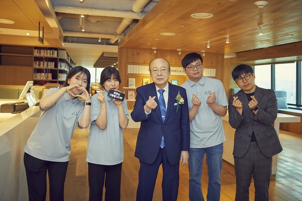 사내카페에서 청각장애 바리스타 직원과 기념촬영을 하고 있는 김승연 회장